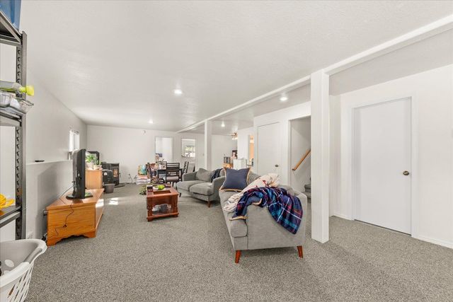 28413 N Selkirk View Dr, Chattaroy, WA 99003