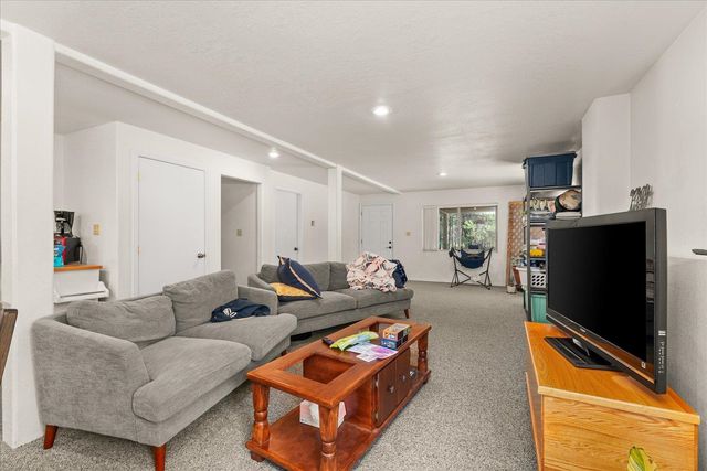 28413 N Selkirk View Dr, Chattaroy, WA 99003