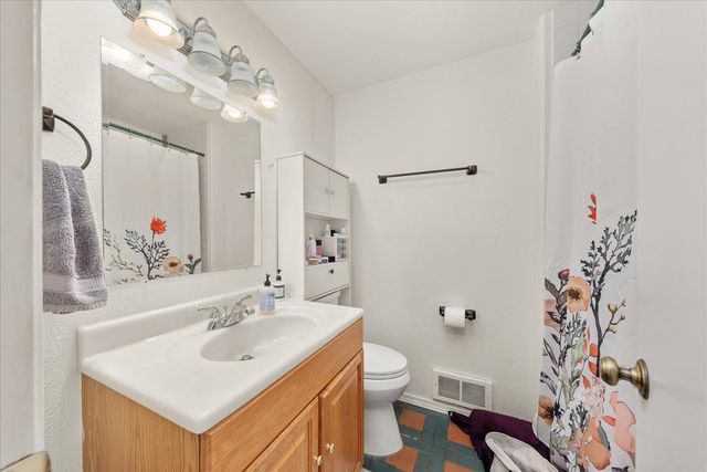 28413 N Selkirk View Dr, Chattaroy, WA 99003