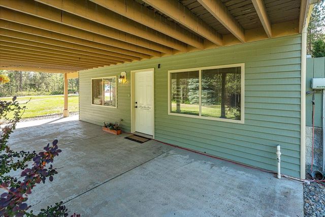 28413 N Selkirk View Dr, Chattaroy, WA 99003