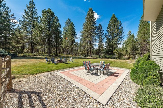 28413 N Selkirk View Dr, Chattaroy, WA 99003