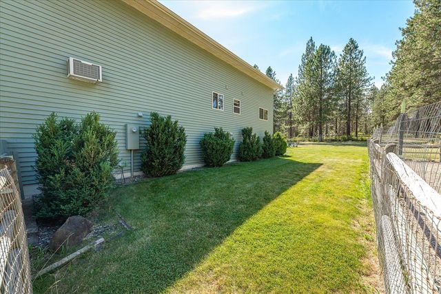 28413 N Selkirk View Dr, Chattaroy, WA 99003