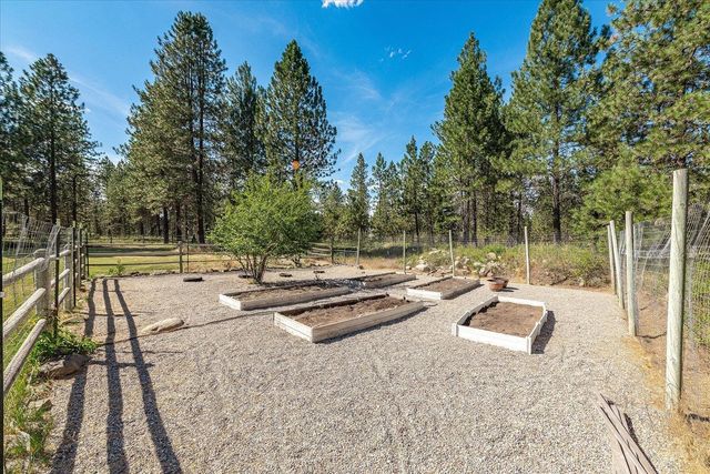 28413 N Selkirk View Dr, Chattaroy, WA 99003