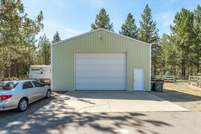 28413 N Selkirk View Dr, Chattaroy, WA 99003