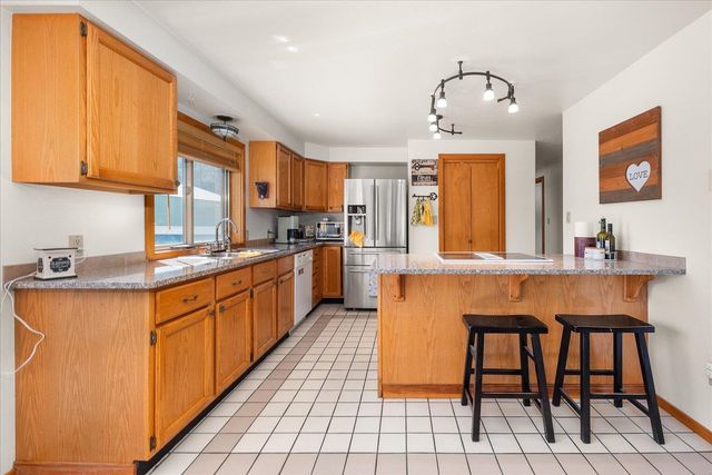 28413 N Selkirk View Dr, Chattaroy, WA 99003