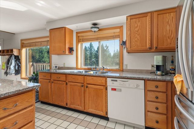 28413 N Selkirk View Dr, Chattaroy, WA 99003