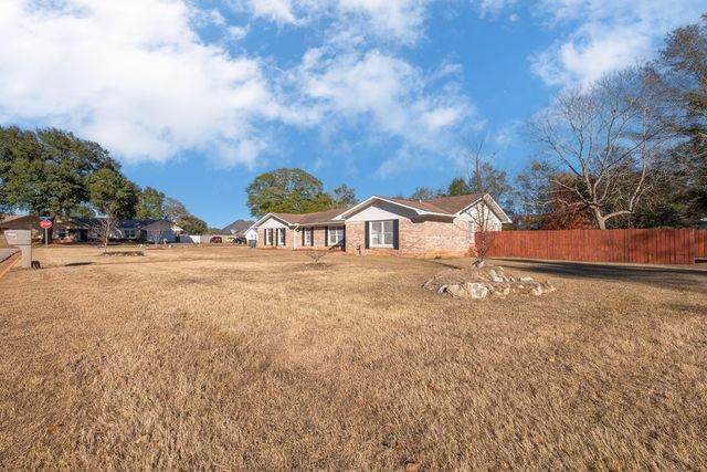 110 Vintage Ln, Enterprise, AL 36330