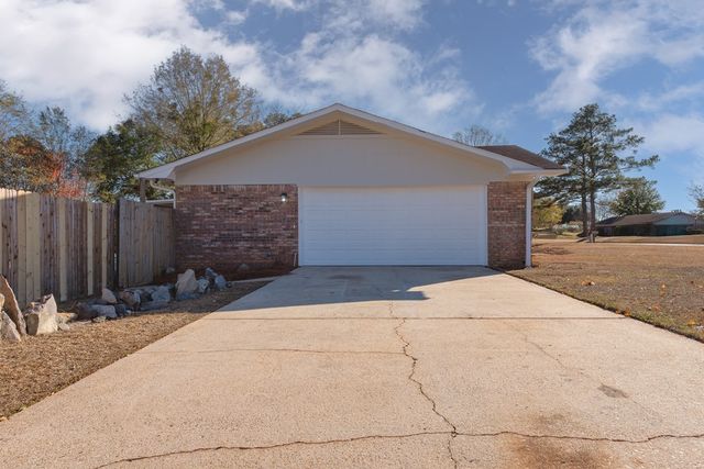 110 Vintage Ln, Enterprise, AL 36330