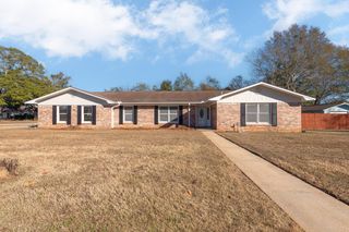 110 Vintage Ln, Enterprise, AL 36330