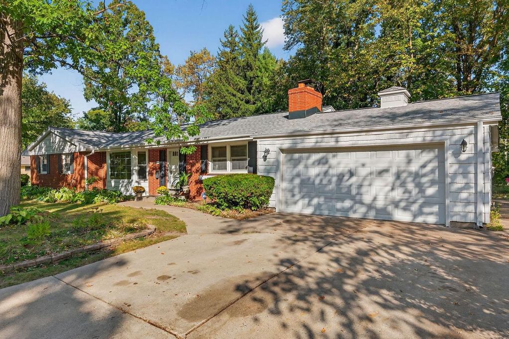4472 N 104th STREET, Wauwatosa, WI 53225