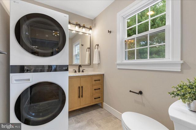 132 W WELLING AVE, Pennington, NJ 08534