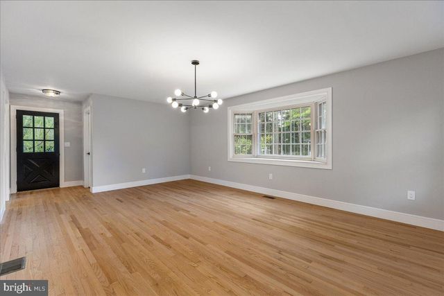 132 W WELLING AVE, Pennington, NJ 08534