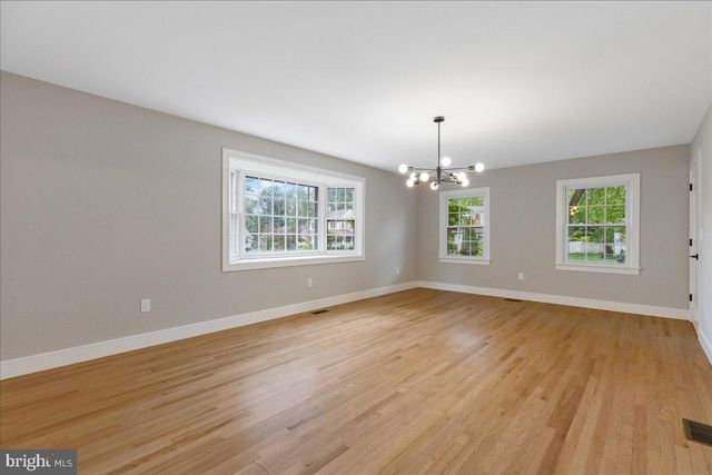 132 W WELLING AVE, Pennington, NJ 08534