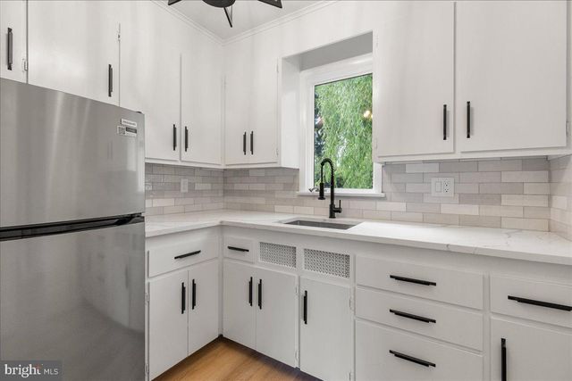 132 W WELLING AVE, Pennington, NJ 08534