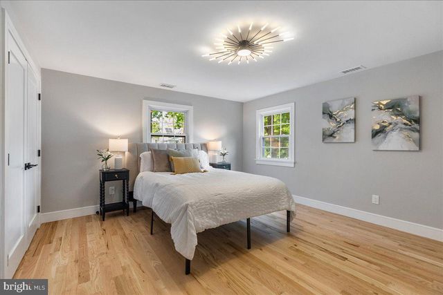 132 W WELLING AVE, Pennington, NJ 08534