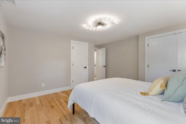 132 W WELLING AVE, Pennington, NJ 08534
