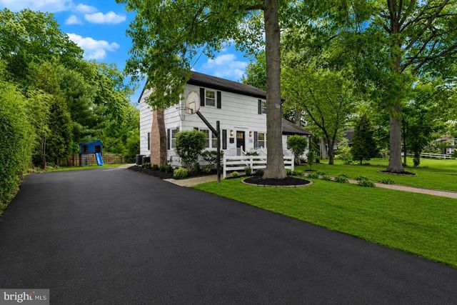 132 W WELLING AVE, Pennington, NJ 08534