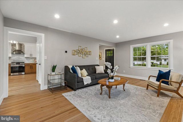 132 W WELLING AVE, Pennington, NJ 08534