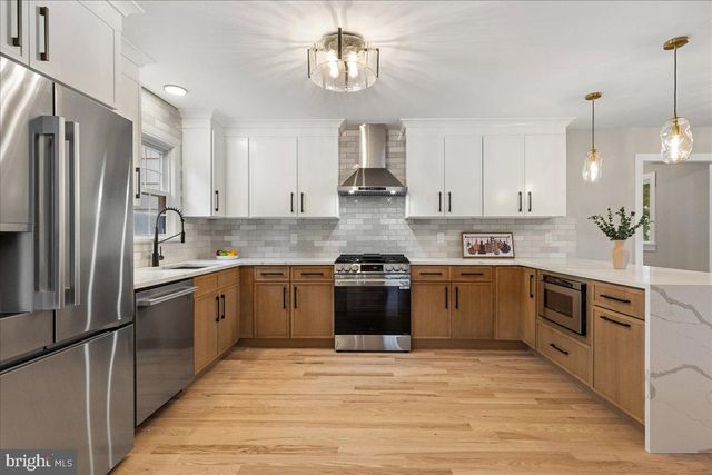 132 W WELLING AVE, Pennington, NJ 08534