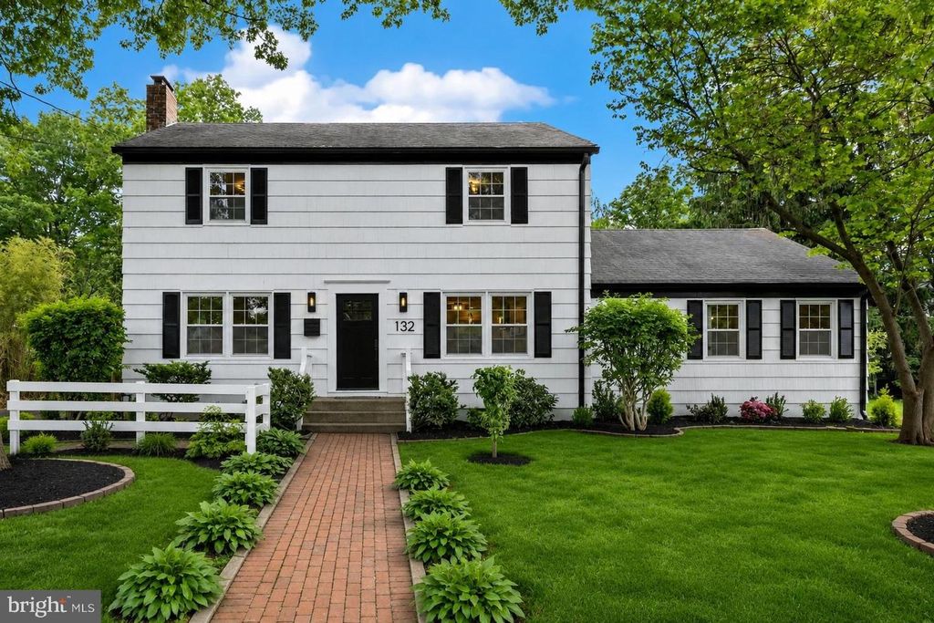 132 W WELLING AVE, Pennington, NJ 08534
