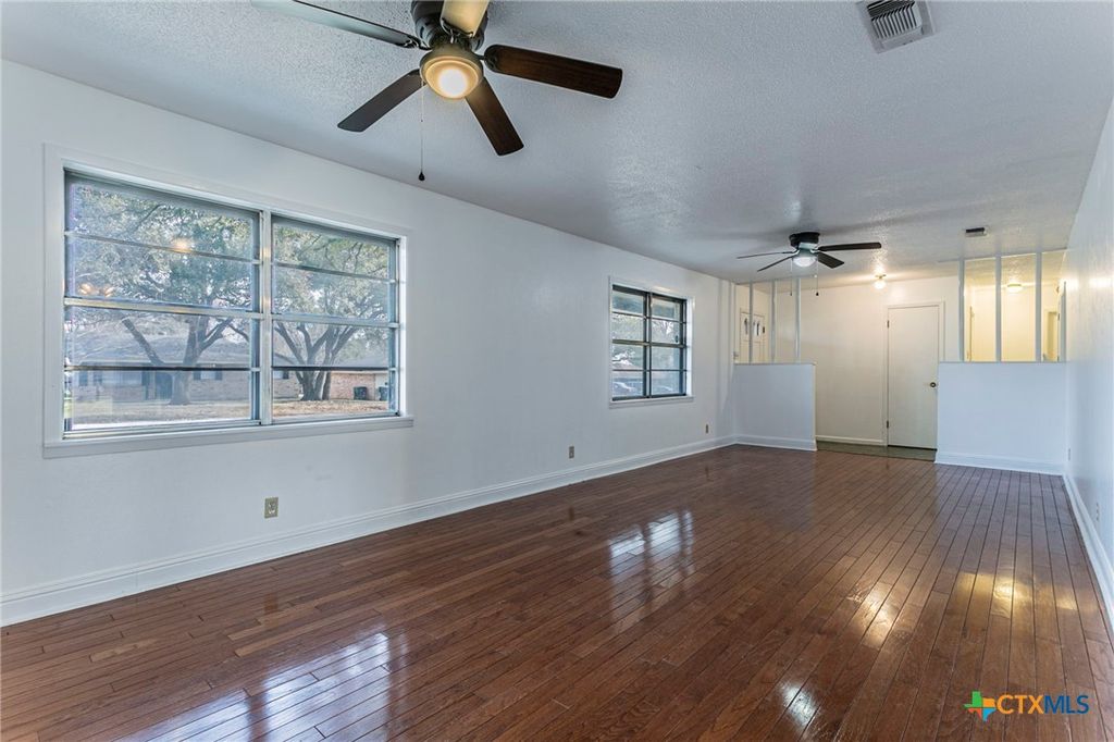 Image 11 of property listing at 105 E Upshaw Avenue, Temple, TX 76501
