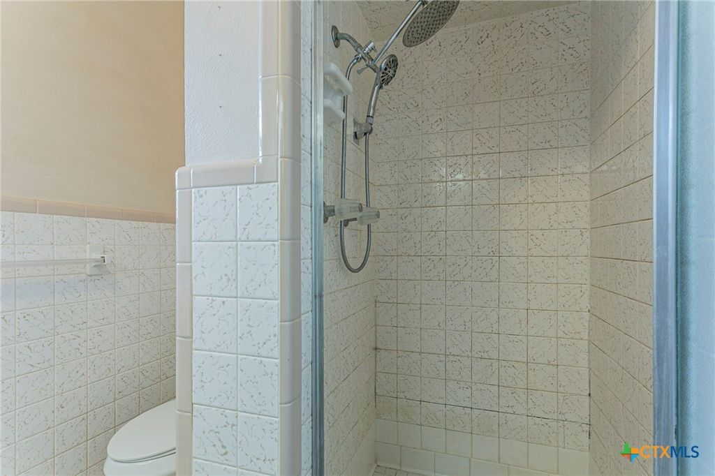 Image 15 of property listing at 105 E Upshaw Avenue, Temple, TX 76501