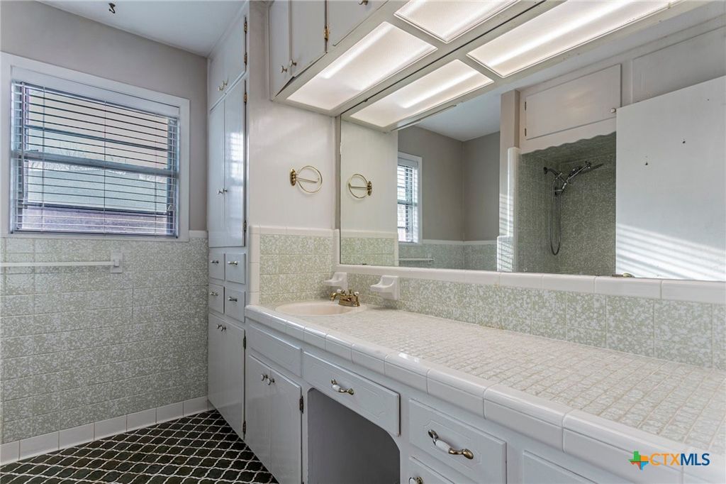 Image 17 of property listing at 105 E Upshaw Avenue, Temple, TX 76501