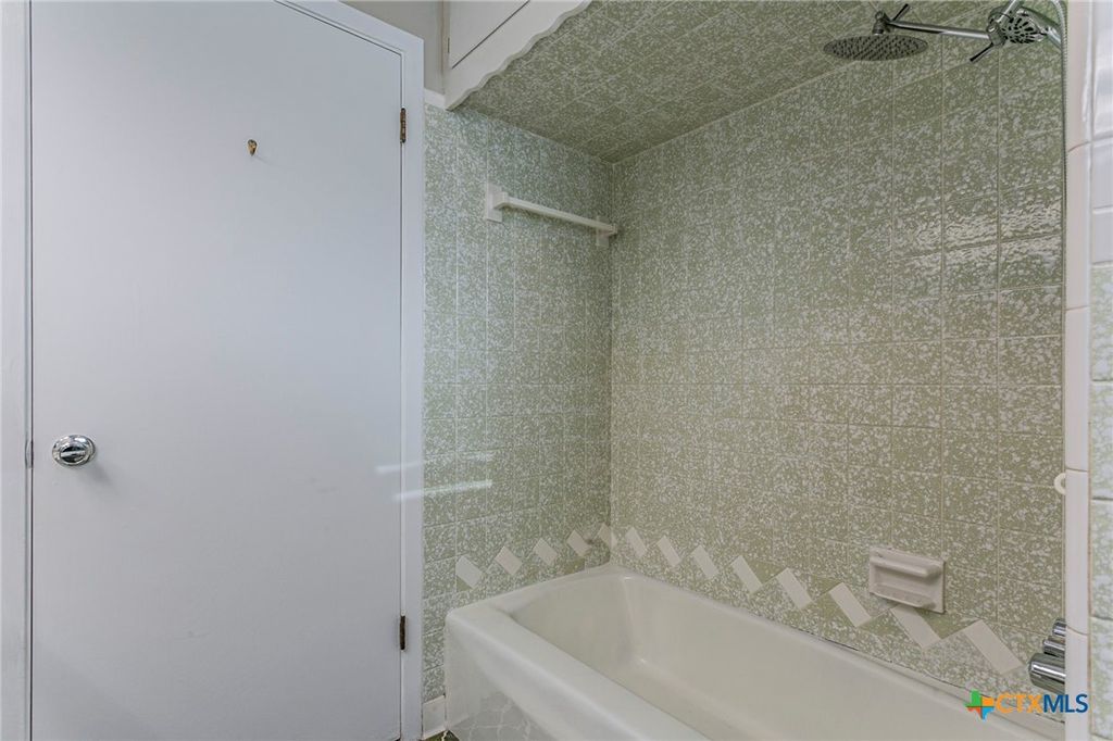 Image 18 of property listing at 105 E Upshaw Avenue, Temple, TX 76501