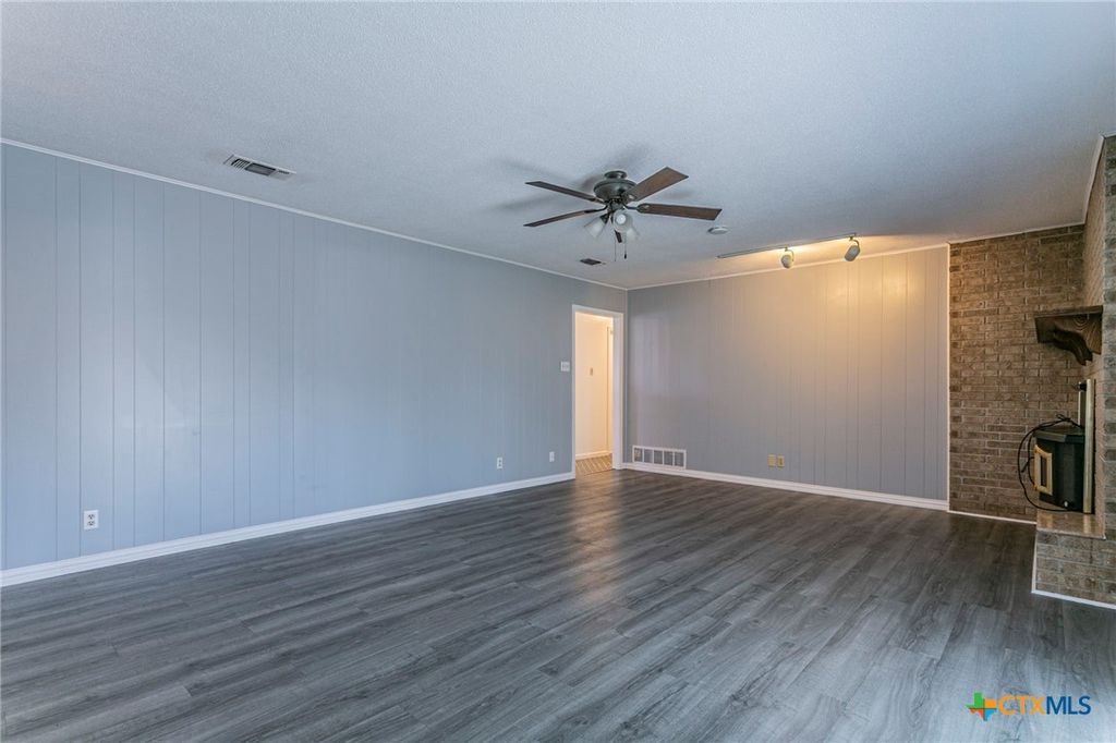 Image 2 of property listing at 105 E Upshaw Avenue, Temple, TX 76501