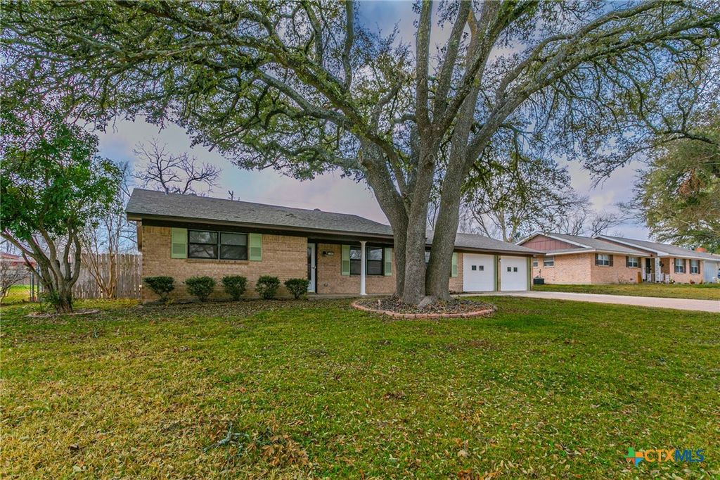 Image 24 of property listing at 105 E Upshaw Avenue, Temple, TX 76501