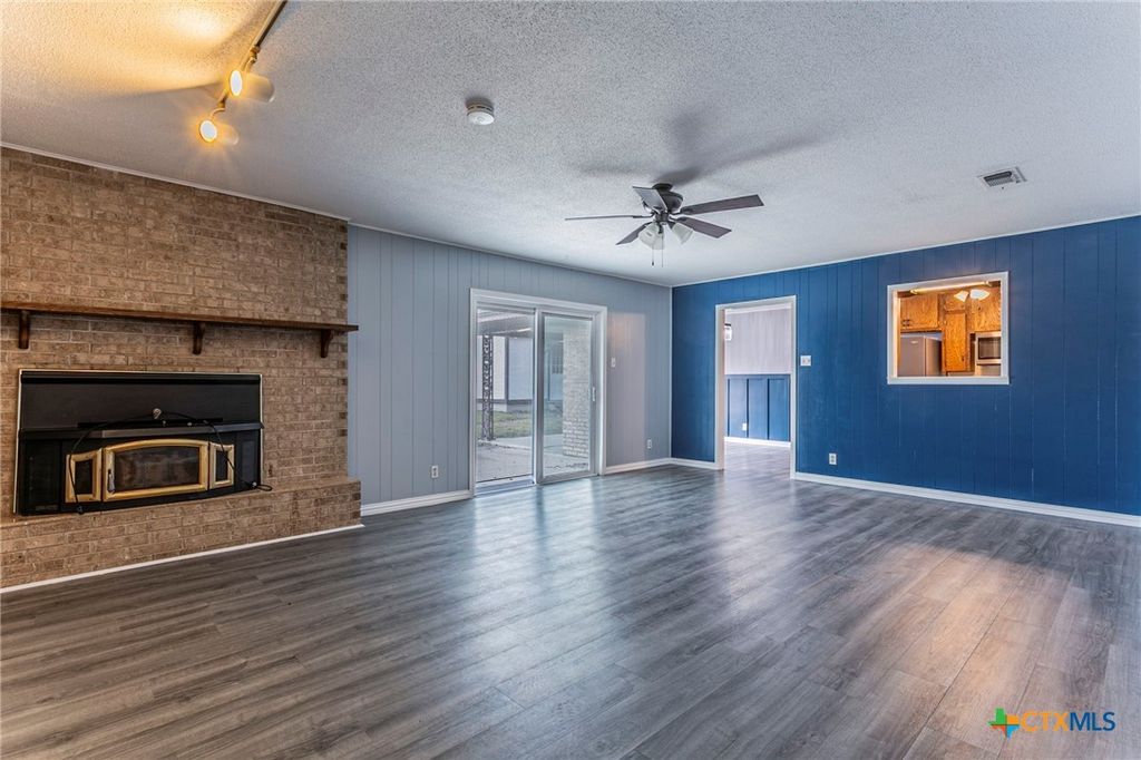 Image 4 of property listing at 105 E Upshaw Avenue, Temple, TX 76501