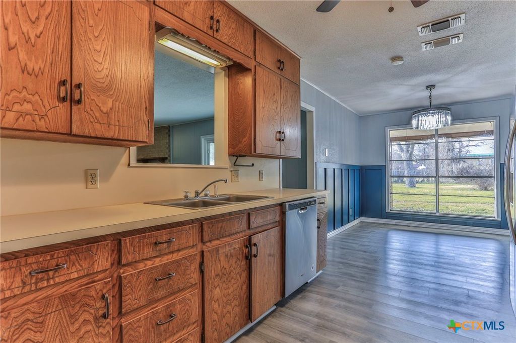 Image 5 of property listing at 105 E Upshaw Avenue, Temple, TX 76501