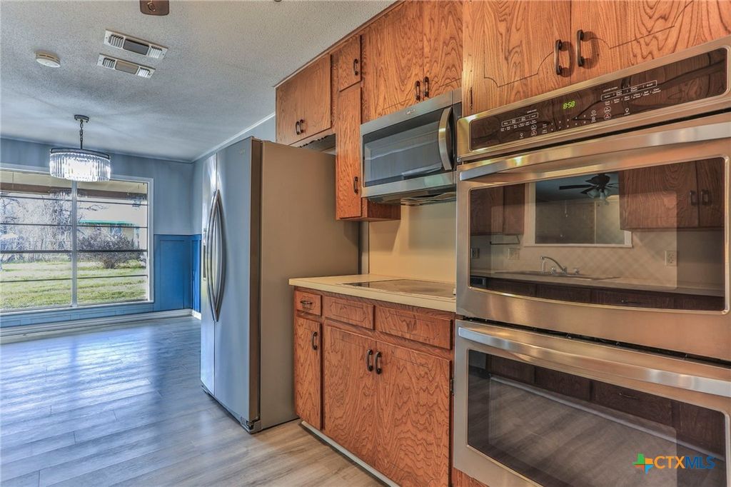 Image 6 of property listing at 105 E Upshaw Avenue, Temple, TX 76501