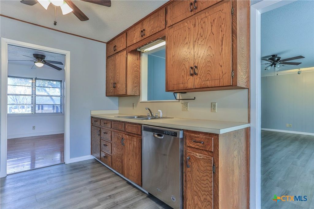 Image 7 of property listing at 105 E Upshaw Avenue, Temple, TX 76501