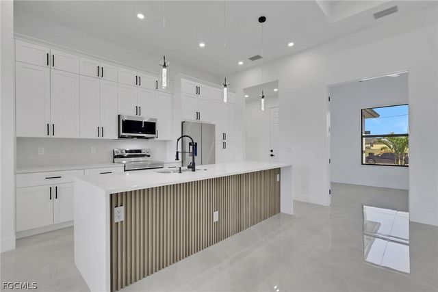 922 NE 5th AVE, Cape Coral, FL 33909