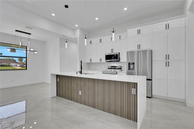 922 NE 5th AVE, Cape Coral, FL 33909