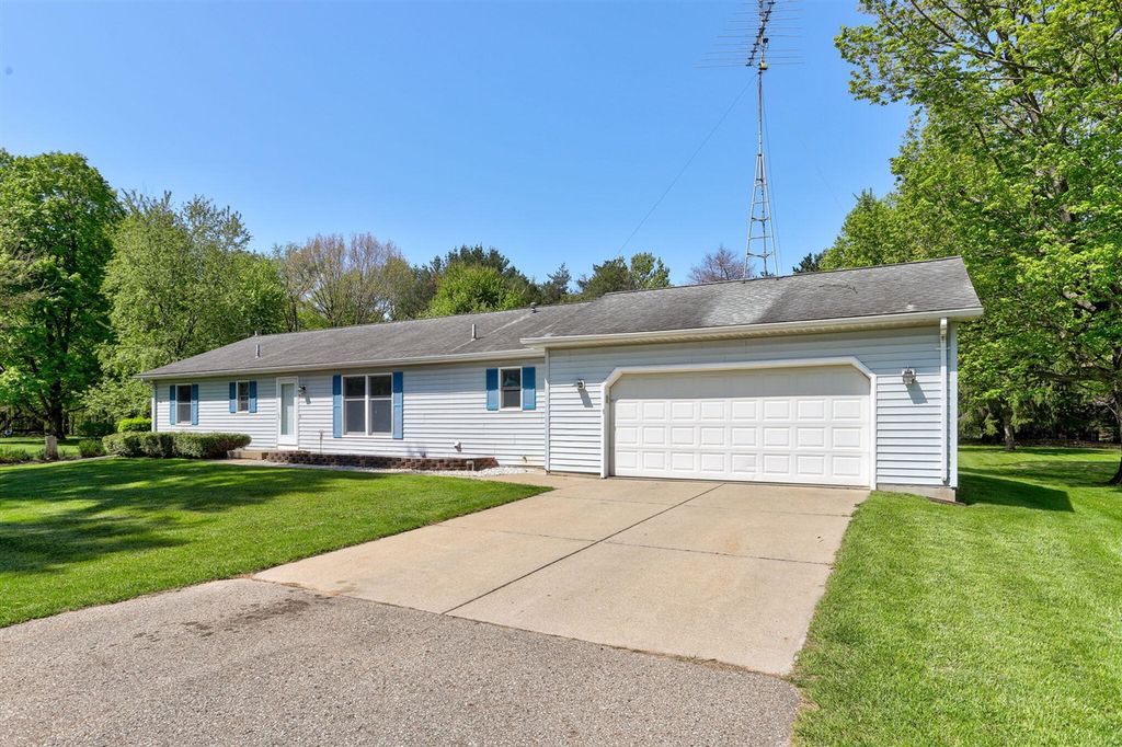 52300 County Road 687, Hartford, MI 49057