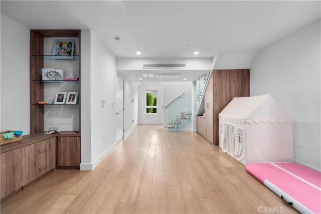14157 Tiara Street 101, Sherman Oaks, CA 91401