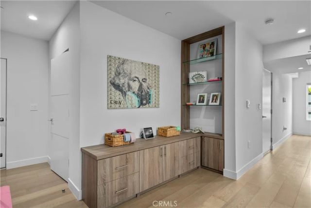 14157 Tiara Street 101, Sherman Oaks, CA 91401