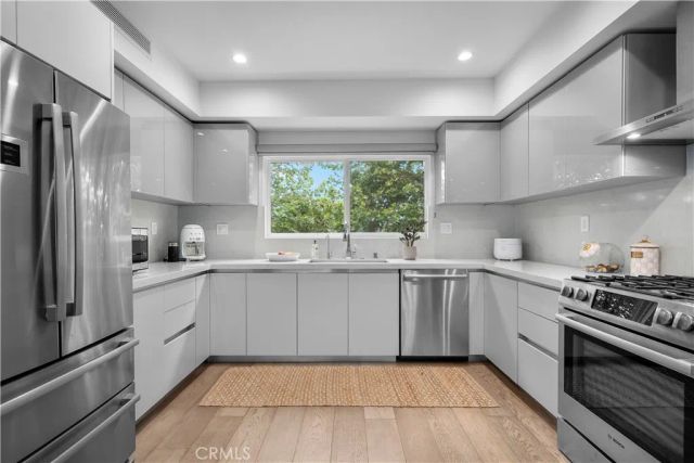 14157 Tiara Street 101, Sherman Oaks, CA 91401