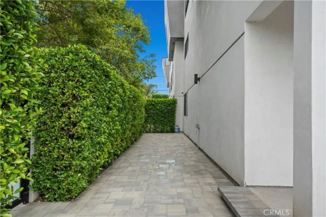 14157 Tiara Street 101, Sherman Oaks, CA 91401