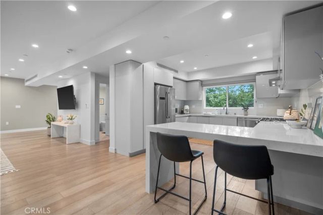 14157 Tiara Street 101, Sherman Oaks, CA 91401
