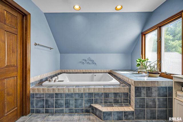 530 Goodsill Drive, East Galesburg, IL 61430