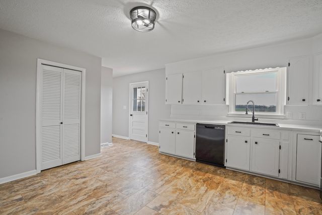2558 Smith Mountain Lake PKWY, Huddleston, VA 24104