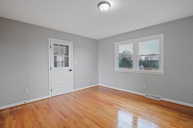 2558 Smith Mountain Lake PKWY, Huddleston, VA 24104