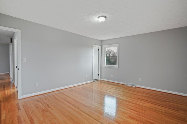 2558 Smith Mountain Lake PKWY, Huddleston, VA 24104