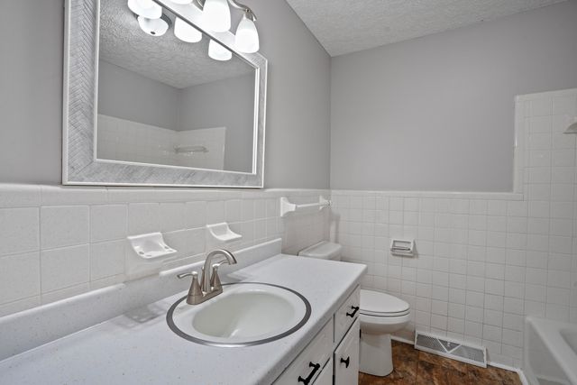 2558 Smith Mountain Lake PKWY, Huddleston, VA 24104