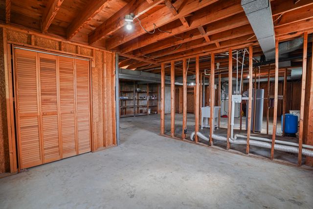 2558 Smith Mountain Lake PKWY, Huddleston, VA 24104