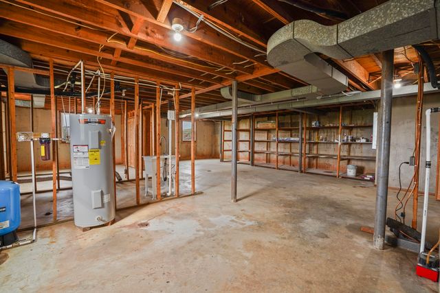 2558 Smith Mountain Lake PKWY, Huddleston, VA 24104