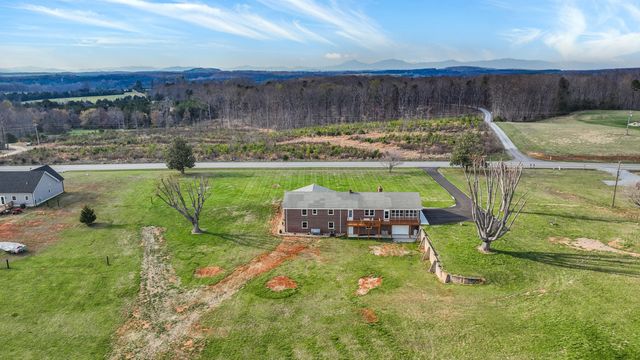 2558 Smith Mountain Lake PKWY, Huddleston, VA 24104